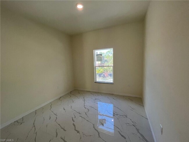 Building Photo - PRICE IMPROVEMENT!!!-LARGE 4 BED/2BATH/2CA...