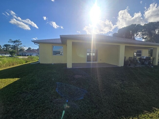 Building Photo - LARGE 3/2/1 -Duplex, prime Location-Lehigh Acres