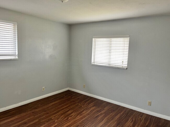 Building Photo - 326 W 4 Plex