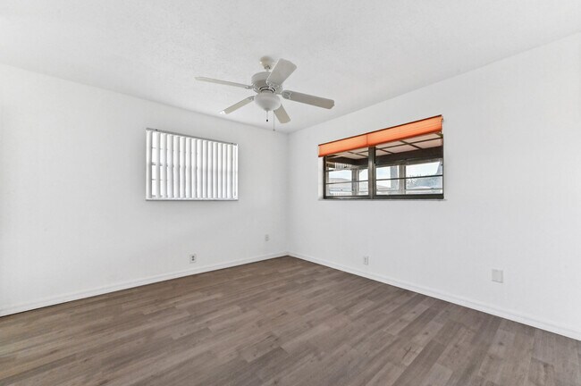 Building Photo - 357 Flamingo Ln