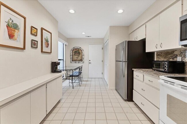 Building Photo - 3946 Wilshire Cir E