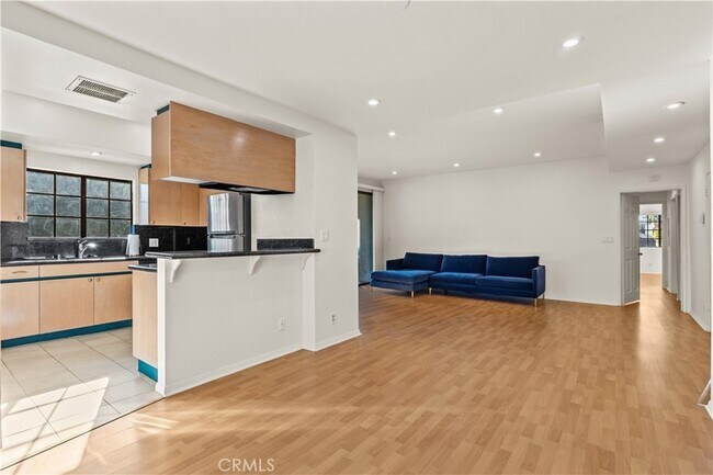 Building Photo - 4430 Noble Ave