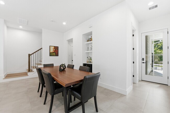 Building Photo - 6042 Cebra St