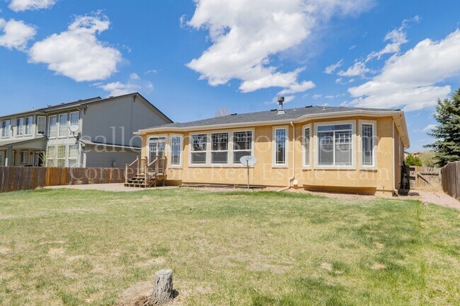 Building Photo - 3305 Hollycrest Dr