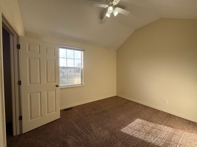 Building Photo - Spacious 3 bedroom, 2.5 bathroom Duplex