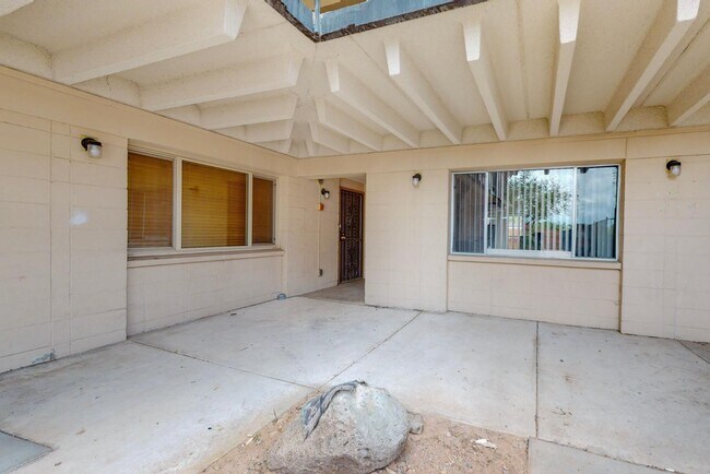 Building Photo - 1100 Alvarado Dr SE