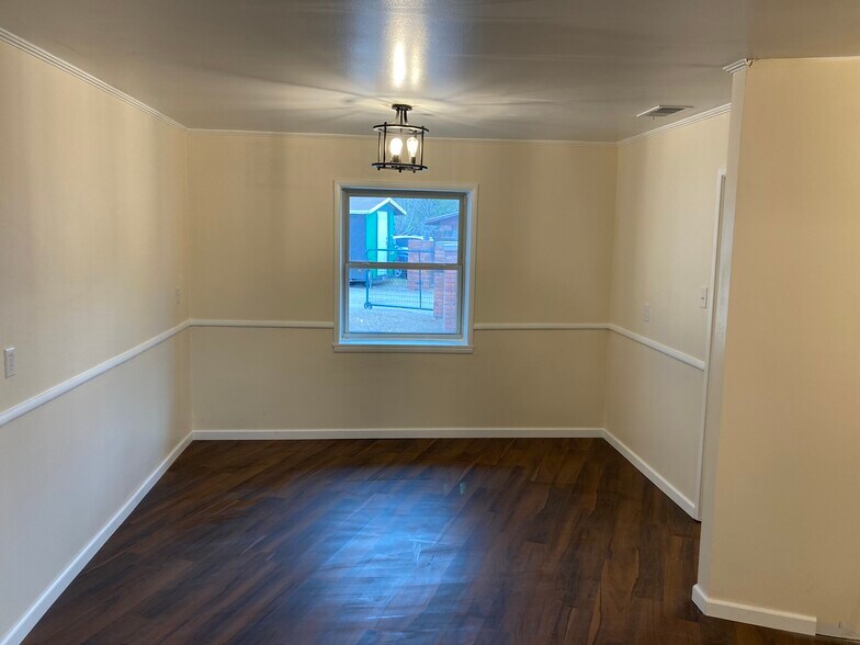 Building Photo - 914 S Hickory St