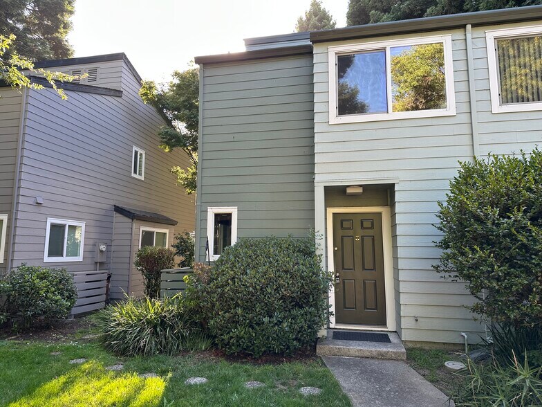 Front entrance - 137 Temescal Cir