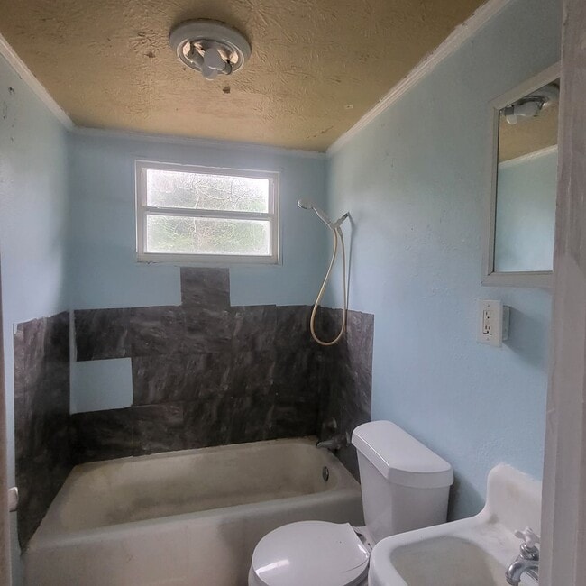 Building Photo - 111 Circle Dr