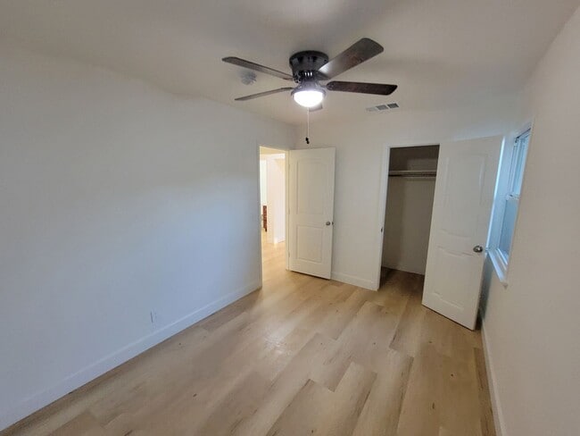 Building Photo - Renovated 3 Bed, 2 Bath 1122 Sqft front un...