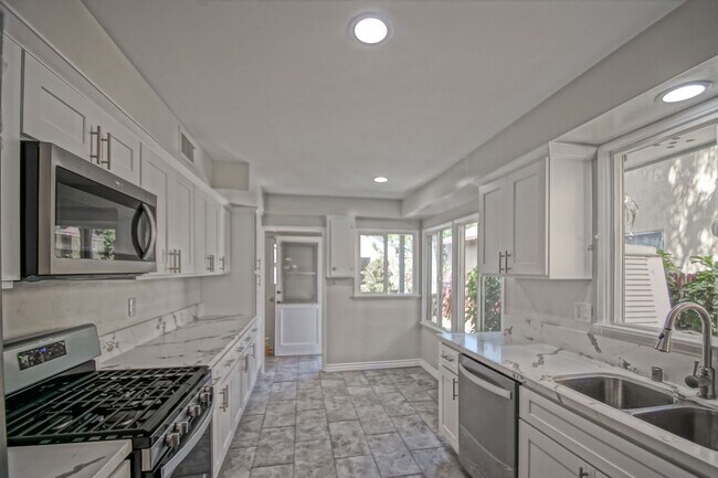 Building Photo - Incredibly Charming & Bright 3BR2BA Home w...