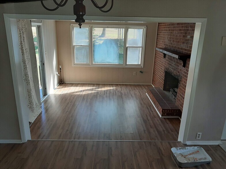 living room - 103 Foothills Dr