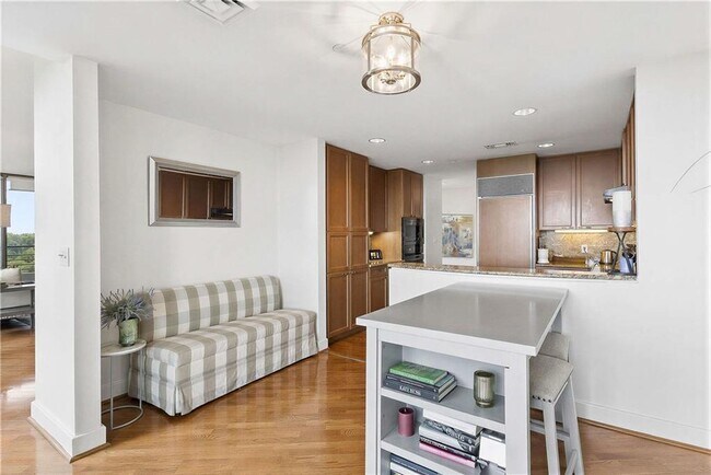 Building Photo - 700 Park Regency Pl NE