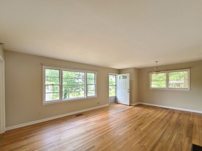 Building Photo - Cutest Bungalow in the Heart of Hapeville 3 bed/2 bath