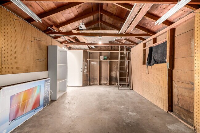 Building Photo - "Charming 3-Bed, 2-Bath Haven in Englewood – 1,499 Sq Ft of Comfort!"