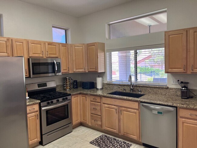 Building Photo - Sun City - Short Term Rental - Fully Furnished