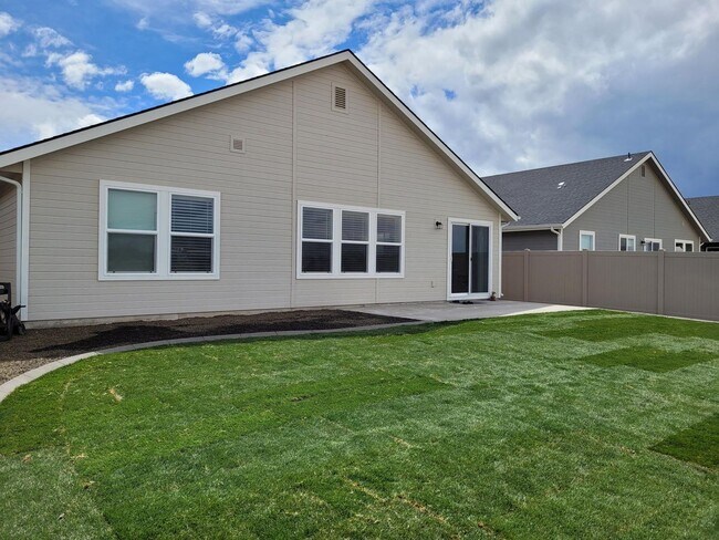 Building Photo - $500 OFF OCTOBER RENT!