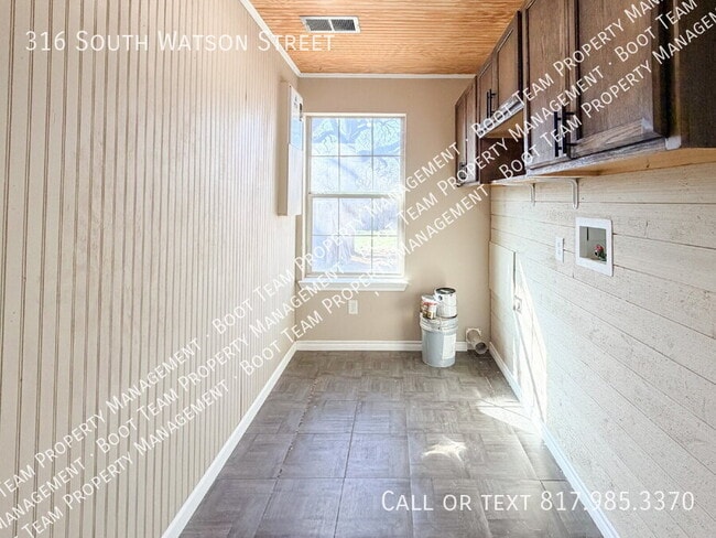 Building Photo - 316 S Watson St