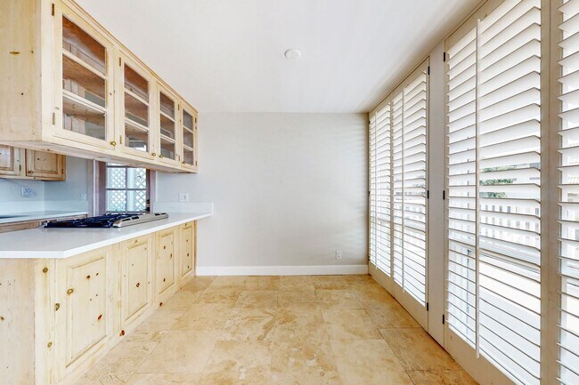 Building Photo - 242 Avenida Lobeiro