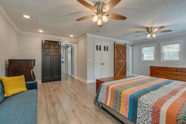 Building Photo - 4 Bedroom / 4 Bath Home for Rent! Kingspor...