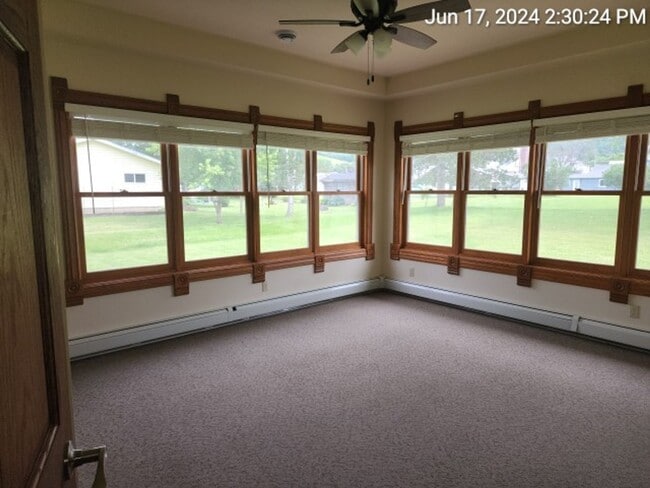 Building Photo - 1 bed 1 bath Simple Living- Utilities INCL...