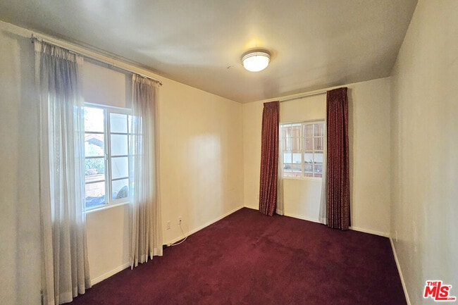 Building Photo - 302 N Griffith Park Dr