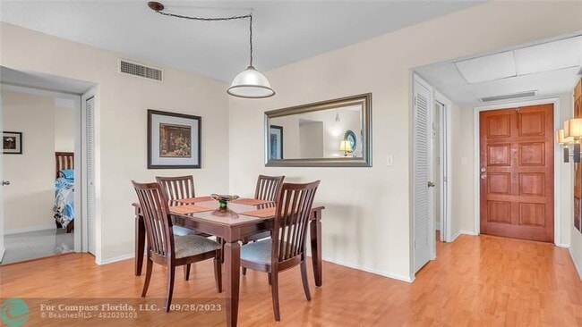 Building Photo - 3150 N Palm Aire Dr