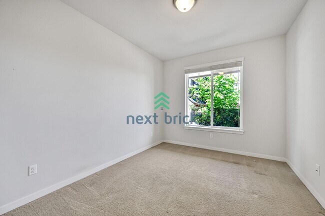 Building Photo - A spacious 4-bedroom+ 2 dens +Bonus Room a...