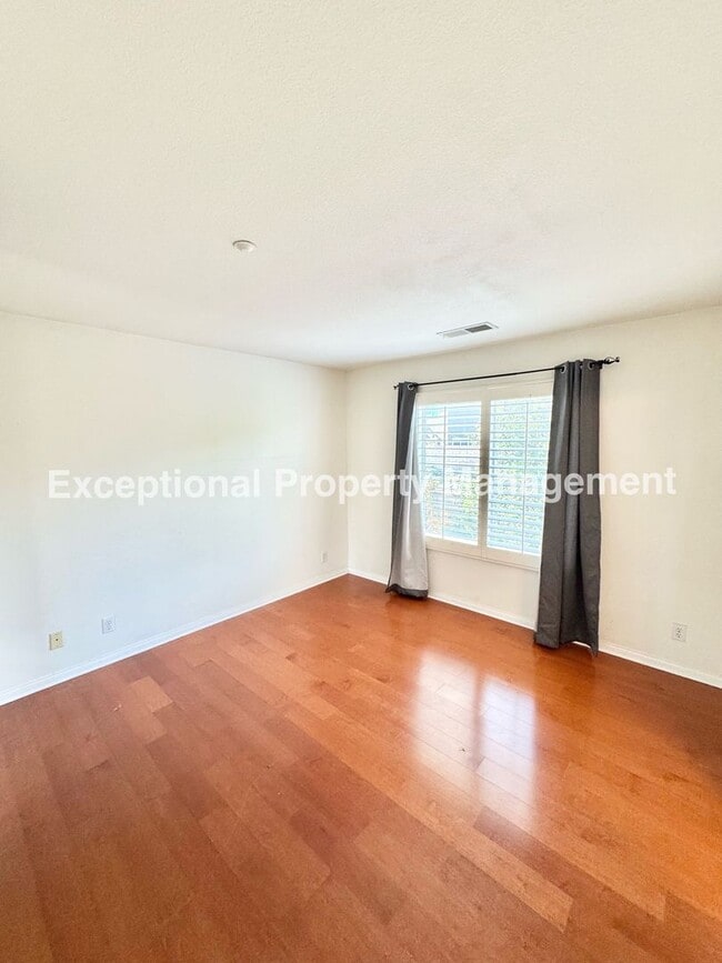 Building Photo - Ready to move in 4 bedroom 4 bath home!