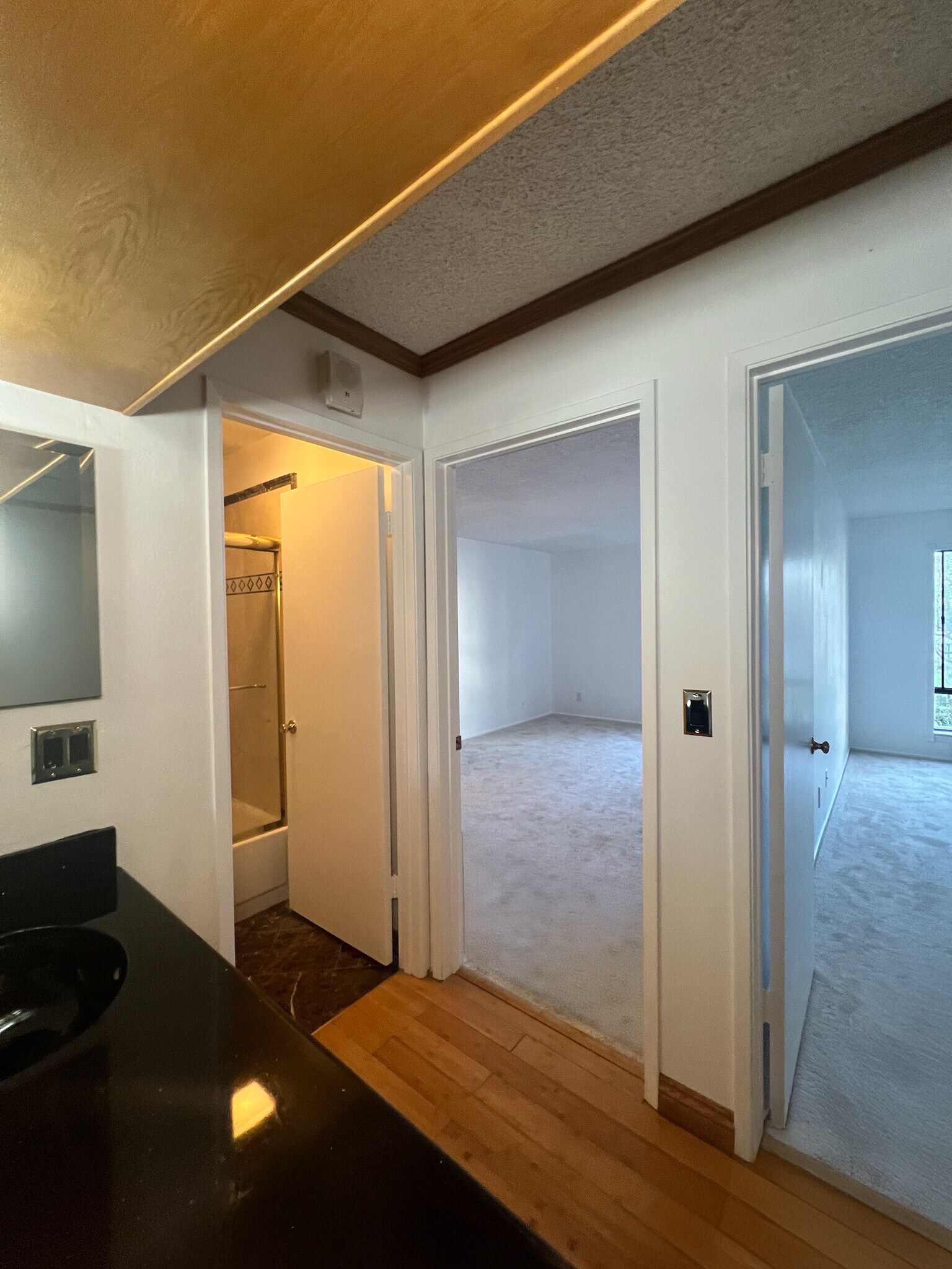 Building Photo - 2 Commodore Dr