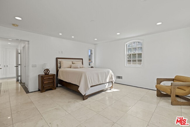 Building Photo - 865 Warner Ave