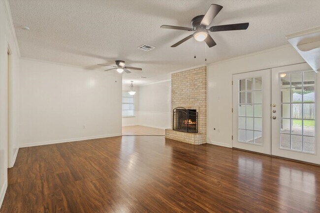 Building Photo - 5600 Lake Highlands Dr