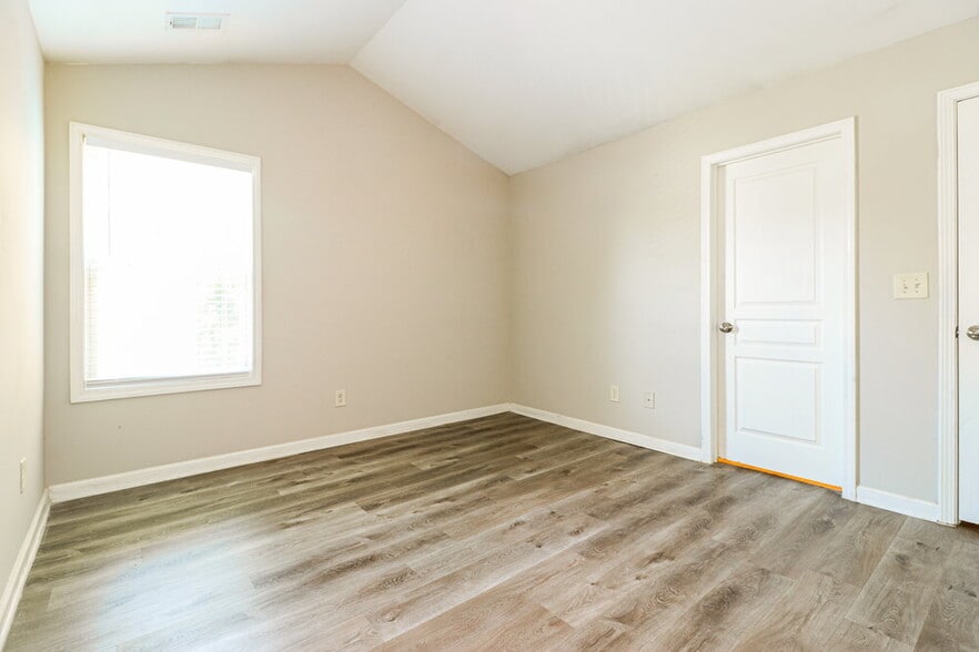 Building Photo - 321 Moorland Ct