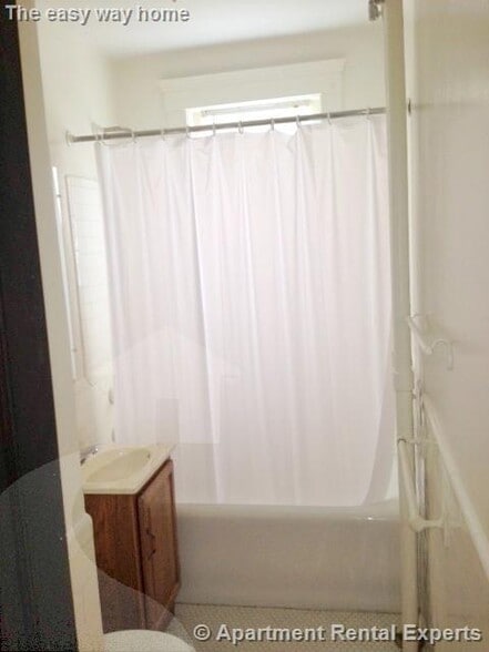 Building Photo - 170 Maple St