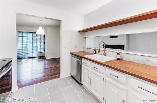 Building Photo - 1631 S Hill Blvd