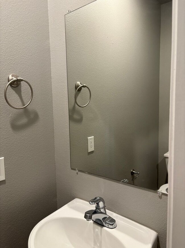 Building Photo - Newly Renovated Town-home