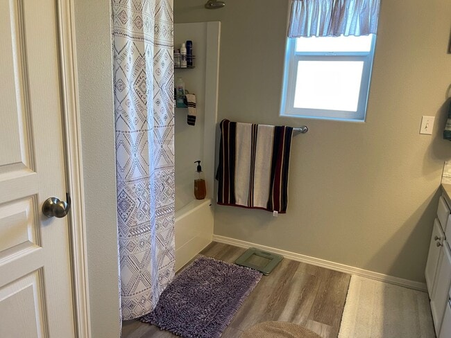 Building Photo - Pet Friendly Home in Desirable Neighborhood!