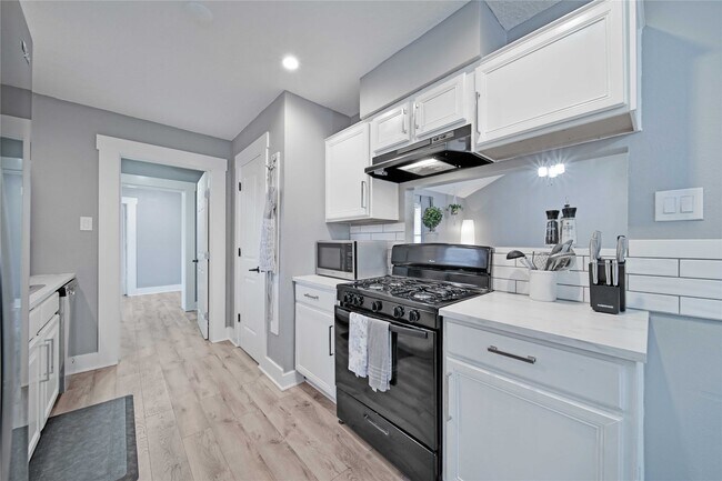 Building Photo - 6003 Weisinger Dr