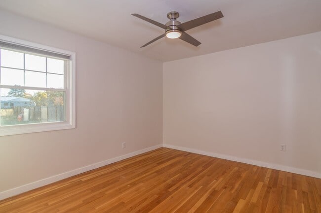 Building Photo - 5 Bed 2 Bath Home Available in Spokane Val...