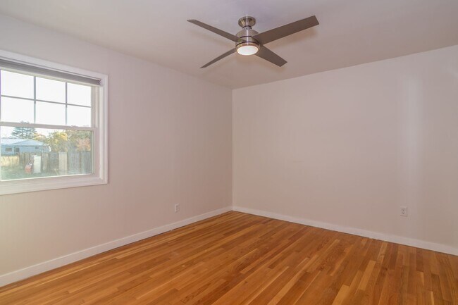 Building Photo - 5 Bed 2 Bath Home Available in Spokane Valley!