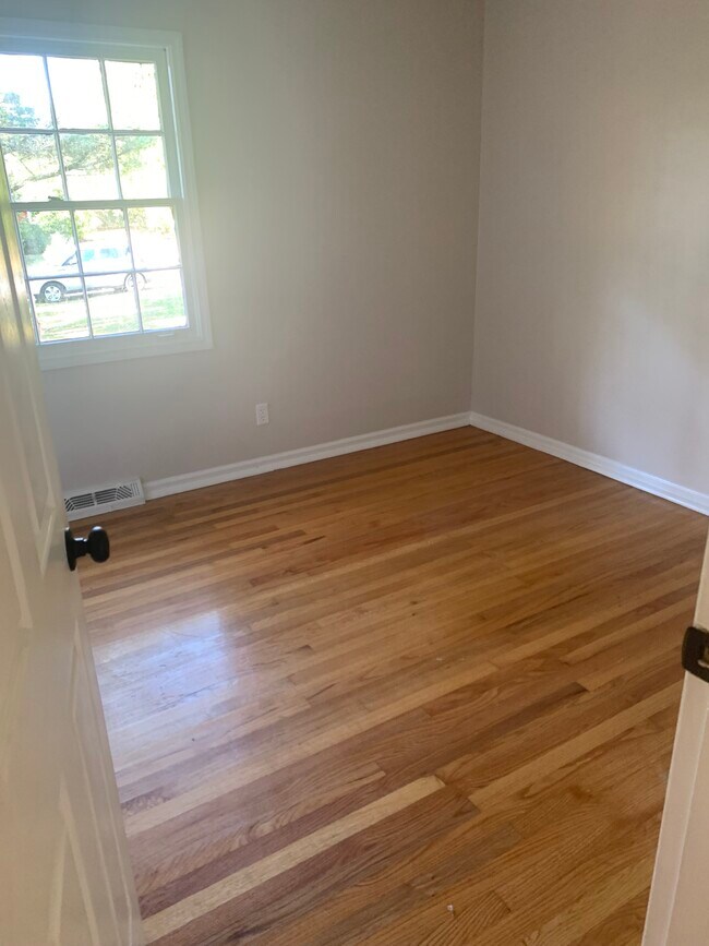 Bedroom 3 - 109 S Crestwood Dr