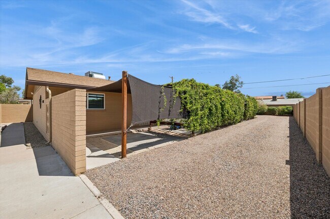 Building Photo - 4819 E Cambridge Ave