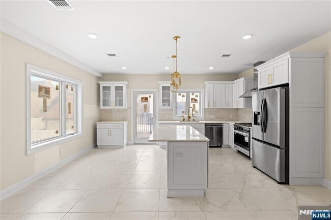 Building Photo - 45 Lincoln Ave