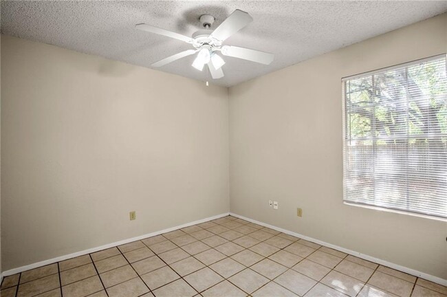 Building Photo - 8807 Pineridge Dr