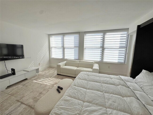 Building Photo - 2899 Collins Ave