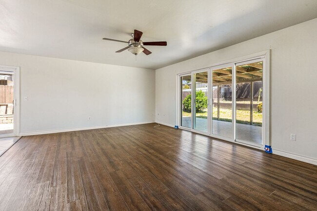 Building Photo - Beautiful Single Story In Great Location!!