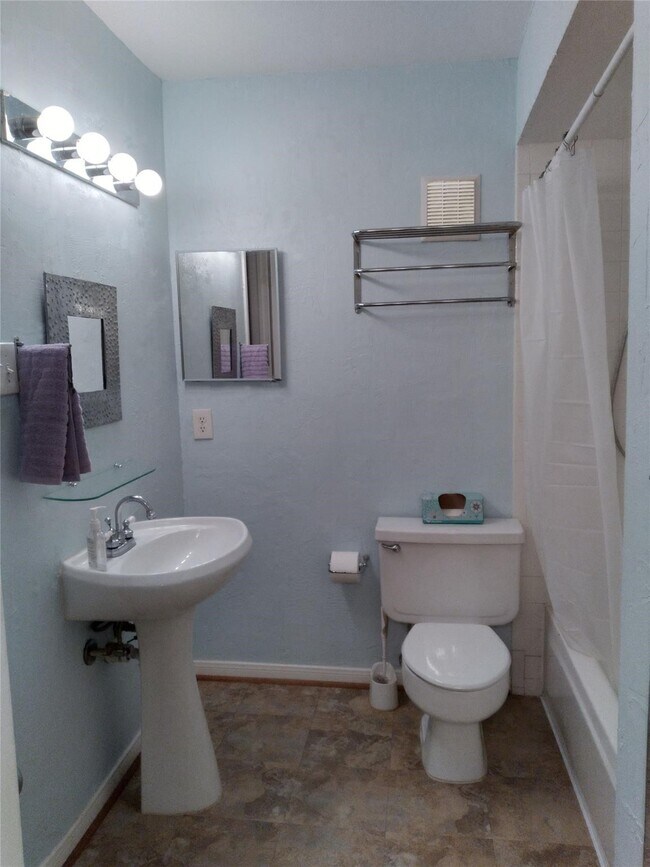 Building Photo - 1601 S Shepherd Dr