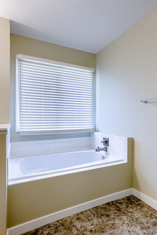 Building Photo - 3 Bedroom Bellevue Home!!