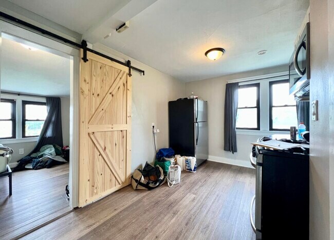 Building Photo - 437 S 73rd St