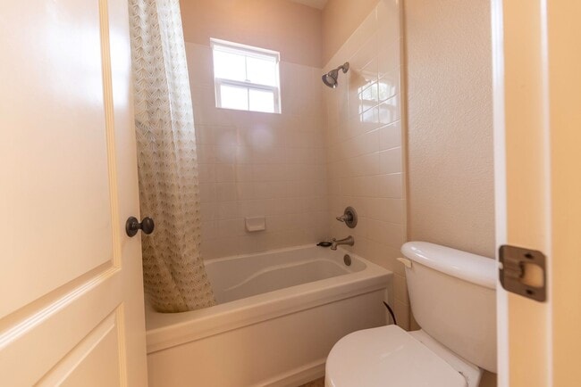 Building Photo - Beautiful 4 Bedroom 4 Bath House with Pool & Spa in Arroyo Vista